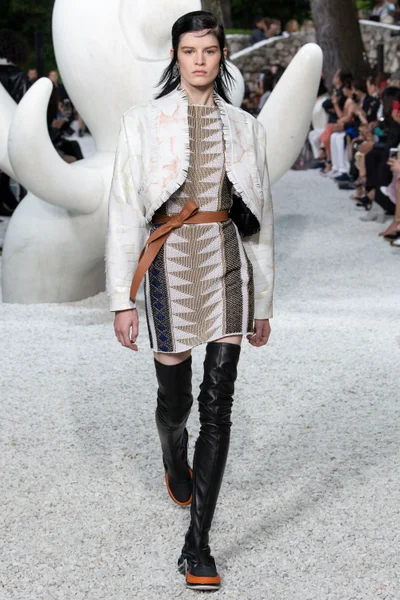Look 16